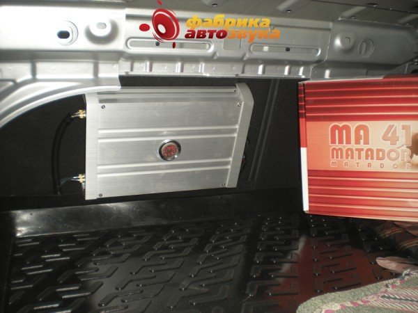 Установка усилителя DLS MA41 DLS MA41 Ford Focus 2