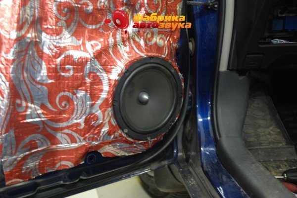 установка динамиков Focal Focal Toyota Yaris