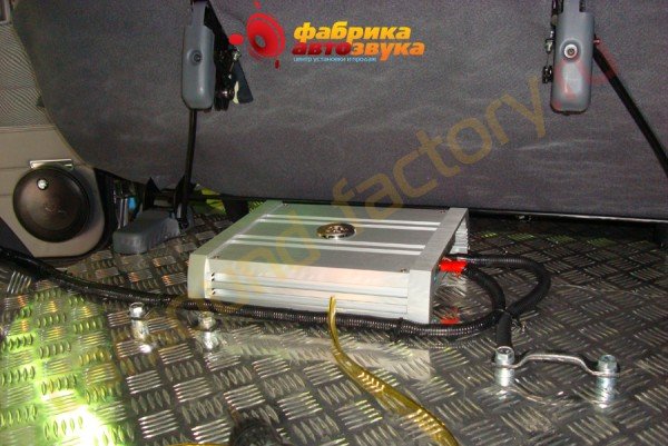установка усилителя мощности DLS DLS Toyota Land Cruiser 76