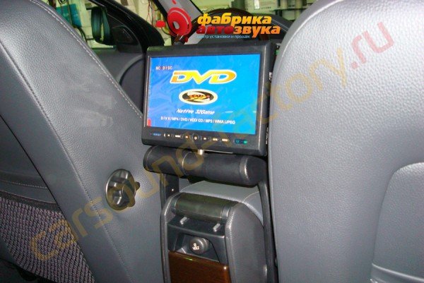 монитор в консоль подлокотника AVIS Volvo XC 90