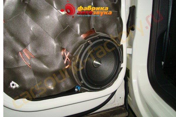 установка фронтальной акустики Focal Focal Polyglass 165VR Volkswagen Tiguan