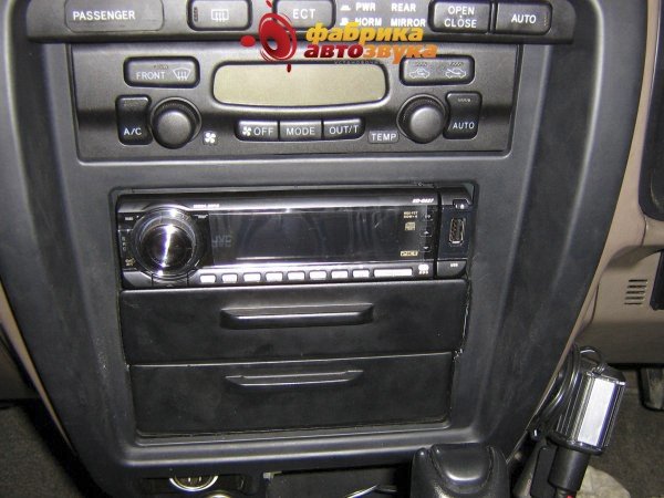 Установка магнитолы JVC JVC KD-G827EE Toyota Hilux