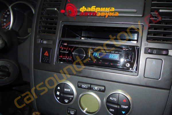 установка магнитолы Pioneer DEH-4250SD Nissan Tiida