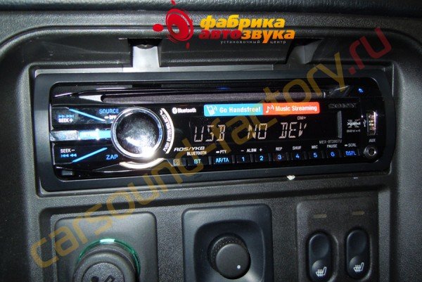 Установка магнитолы SONY MEX-BT3807U Chevrolet Niva