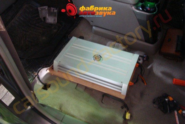 установка усилителя DLS MA51 Toyota Sienna
