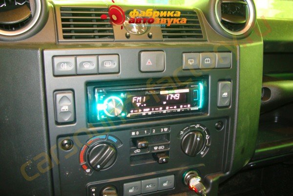 установка магнитолы Pioneer DEH-X5600BT Pioneer DEH-X5600BT Land Rover Defender