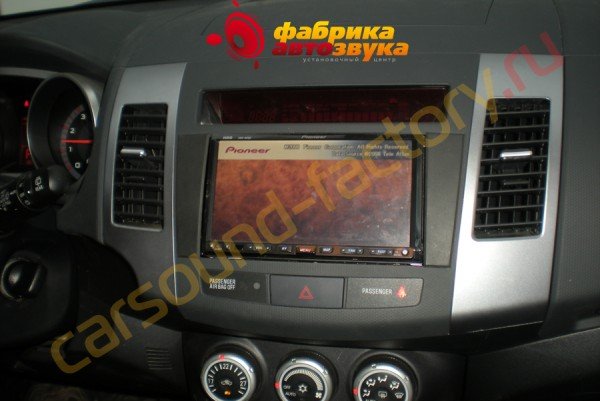 установка автомагнитолы Pioneer AVIC-HD3 Pioneer AVIC-HD3 Mitsubishi Outlander