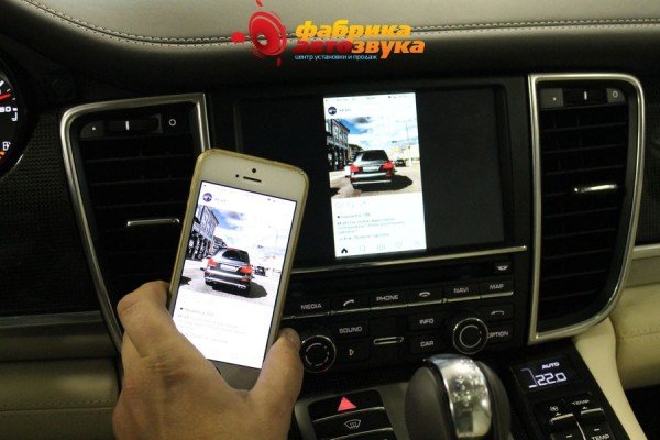 iPhone на мониторе автомобиля - Porsche Panamera