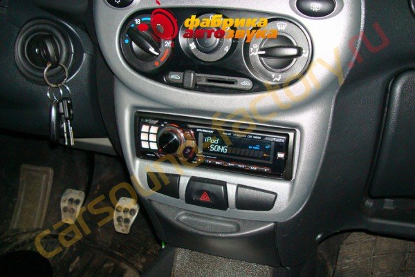 установка автомагнитолы Alpine CDE-9880R Alpine CDE-9880R Lada Kalina