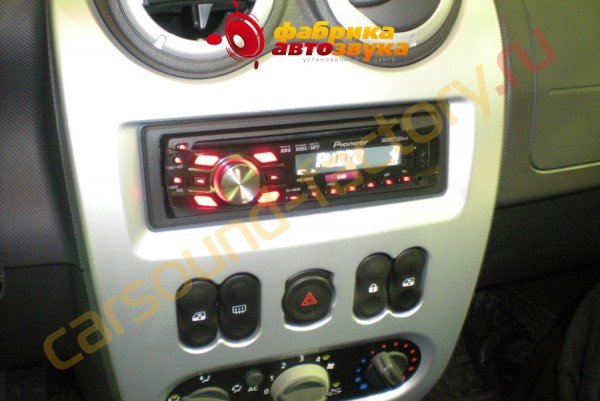 установка автомагнитолы Pioneer DEH-2320UB Pioneer DEH-2320UB Renault Sandero