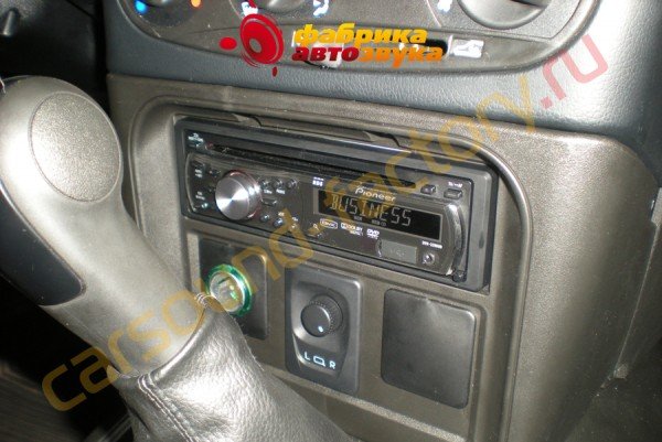 установка магнитолы Pioneer DVH-3200UB Chevrolet Niva