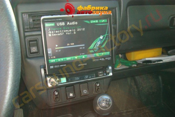 установка автомагнитолы Alpine IVA-D511R Alpine IVA-D511R Lada Niva