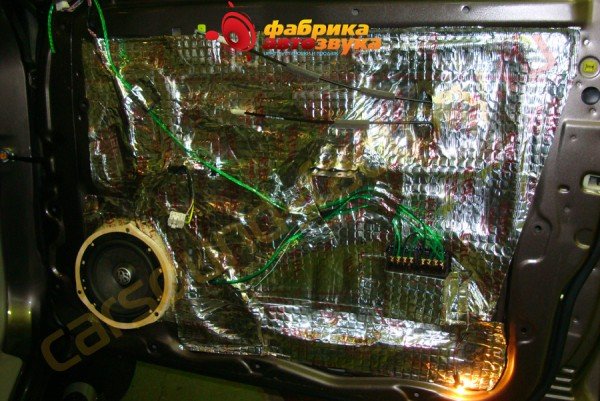 шумоизоляция передних дверей в 2 слоя SGM Mitsubishi Pajero Sport