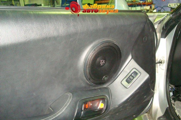 установка динамиков в передние двери DLS Toyota Supra