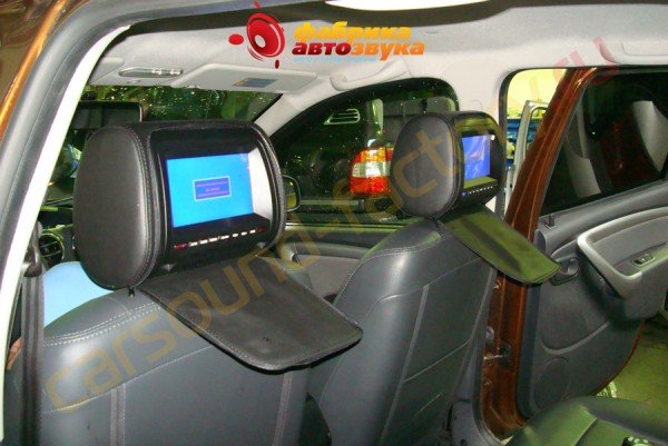 установка подголовников с мониторами AVIS Renault Duster