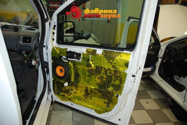 Установка акустики Hertz Citroen Jumpy
