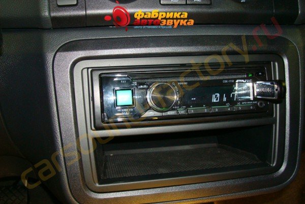 установка головного устройства Alpine CDE-171R Alpine CDE-171R Skoda Fabia