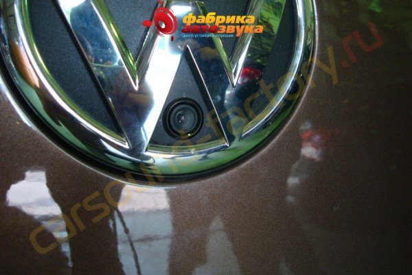 установка камеры заднего вида AVIS Volkswagen Amarok