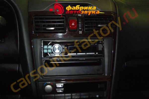 установка 1din магнитолы Alpine CDE-111R Alpine CDE-111R Nissan Maxima QX