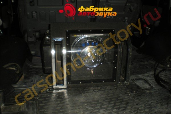 установка сабвуфера Audiobahn Audiobahn Toyota Land Cruiser 200