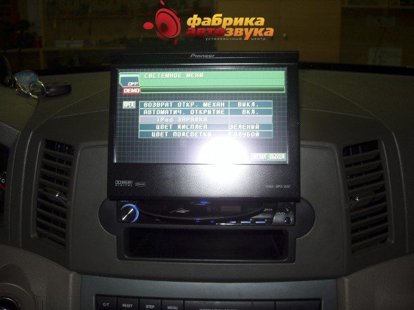 Установка магнитолы Pioneer Pioneer AVH-P5000DVD Jeep Laredo