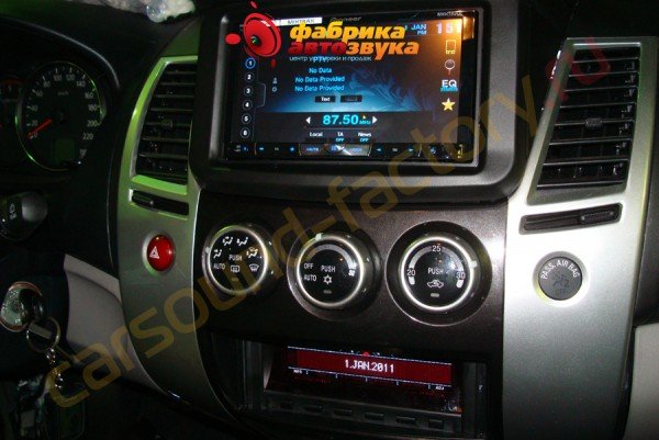 установка автомагнитолы Pioneer AVH-P8400BT Pioneer AVH-P8400BT Mitsubishi Pajero Sport