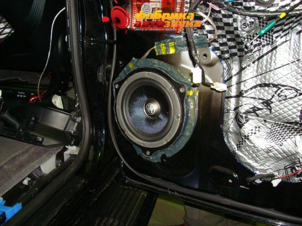 установка тыловых динамиков DLS R6.2 DLS R6.2 Toyota Land Cruiser 200
