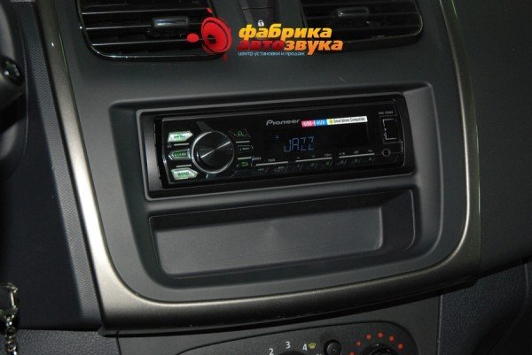 установка автомагнитолы Pioneer 1 din Renault Logan 2015
