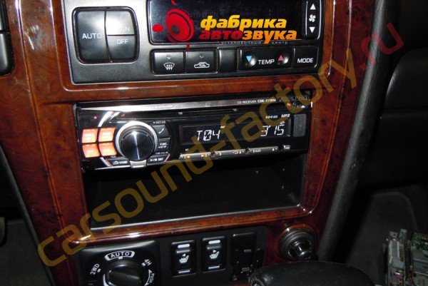 Установка однодиновой автомагнитолы Alpine CDE-111RM Nissan Pathfinder