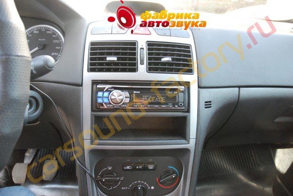 установка автомагнитолы Alpine CDE-125BT Alpine CDE-125BT Peugeot 307