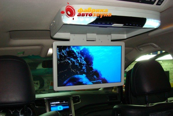 установка потолочного монитора AVIS Toyota Alphard