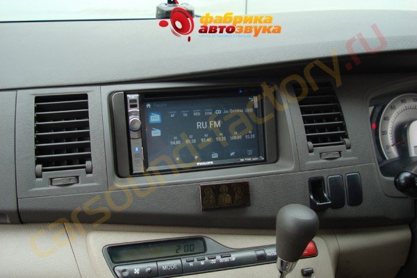 установка магнитолы Philips Toyota Isis
