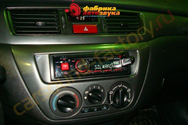 установка автомагнитолы Alpine CDE-170RR Alpine CDE-170RR Mitsubishi Lancer