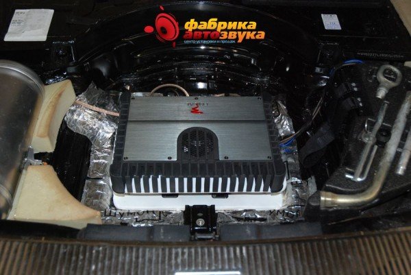 установка усилителя Focal Volkswagen Touareg