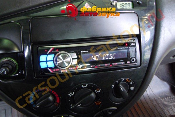 Установка головного устройства Alpine Alpine CDE-113BT Ford Focus 1
