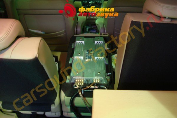 Установка усилителя Helix Dark Blue Honda CR-V
