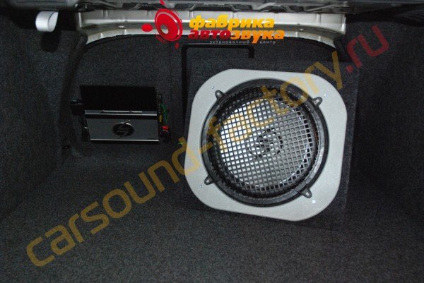 Установка сабвуфера LightingAudio P4.12.4 Volkswagen Passat 6