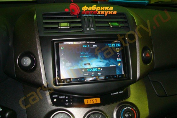установка автомагнитолы Pioneer AVH-X8500BT Toyota RAV 4
