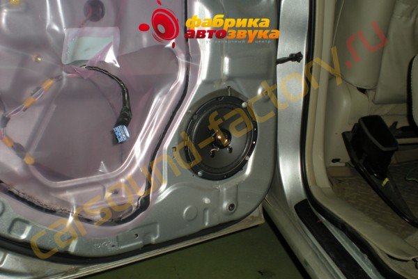 установка акустики в авто DLS M126 Toyota Highlander