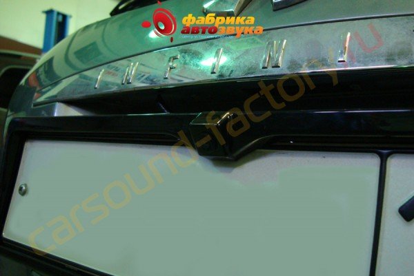 Установка камеры заднего вида AVIS AVIS Infiniti FX35
