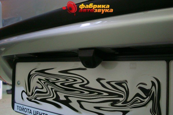 установка камеры заднего вида AVIS Toyota RAV 4