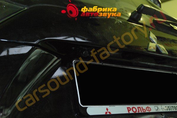 Установка камеры заднего вида Phantom Mitsubishi Outlander