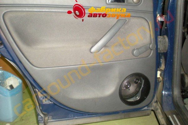 установка акустики в задние двери DLS 126 Volkswagen Passat 5