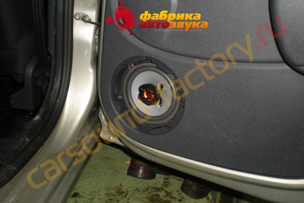 установка задних динамиков Hertz DCX 130 Hertz DCX 130 Renault Sandero