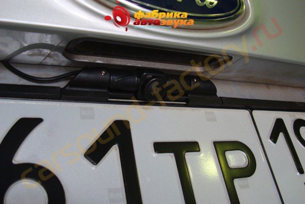 установка камеры заднего вида AVIS AVIS Ford Focus 3