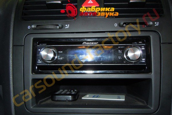 установка автомагнитолы Pioneer DEH-P88RS2 Volkswagen Golf 4