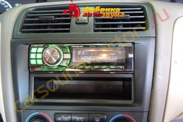 Установка 1din магнитолы Alpine CDE-9880R Toyota Avalon