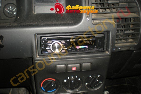 установка магнитолы Pioneer DEH-4300UB Pioneer DEH-4300UB Opel Zafira