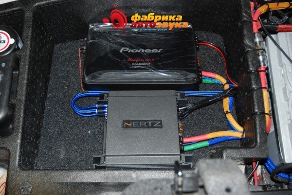 установка и подключение усилителей Hertz и Pioneer Dodge Challenger SRT