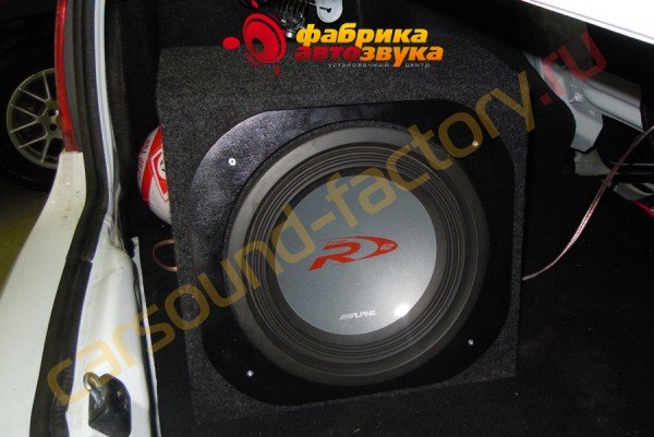 Установка сабвуфера Alpine SWR-1042D Renault Logan